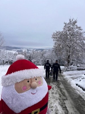 maskotka św. Mikołaja, w tle policjanci