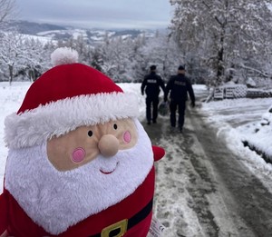 maskotka św. Mikołaja, w tle policjanci