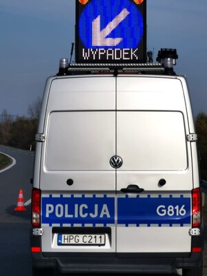 policyjny radiowóz na dachu którego znajduje się tablica ledowa z napisem wypadek, zdj. ilustracyjne