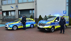 3. policjanci przy radiowozach