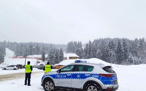 policjanci prewencji w rejonie parkingu przy stoku