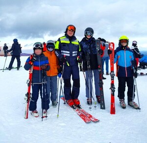 wspólne zdjęcie policjanta z narciarzami — kopia