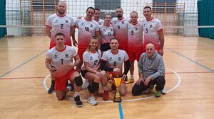 wspólne zdjecie drużyny sądeckich policjantów z  pucharem