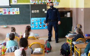 policjant opowiada o zasadach bezpieczeństwa w Internecie