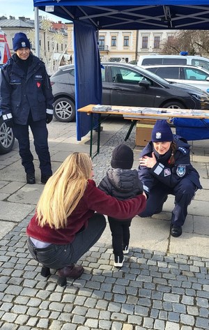 policjantka podaje rękę małemu chłopcu