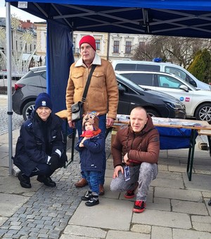 policjantka, mały chłopiec z dziadkiem, jeden z prowadzących wydarzenie na sądeckim rynku