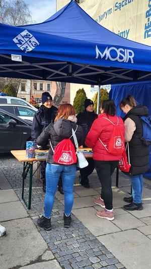 stoisko profilaktyczno-edukacyjne sądeckich policjantów