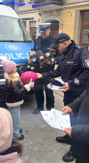 policjanci wręczają nagrody w konkursie