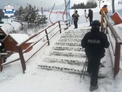 policjant w pobliżu schodów na terenie stacji narciarskiej