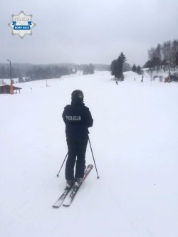 policjantka na nartach patroluje stok