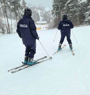 policjanci na stoku w Krynicy-Zdroju