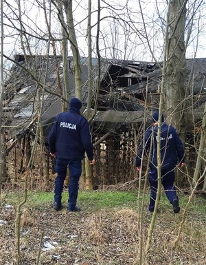 policjanci dzielnicowi sprawdzają miejsce w którym mogą znajdować się osoby w kryzysie bezdomności