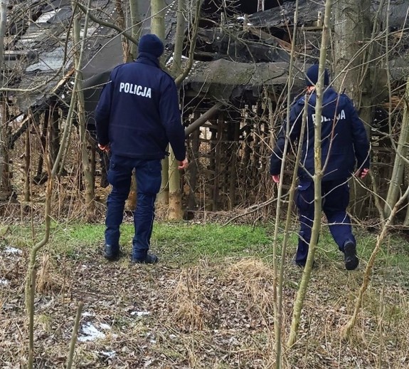 policjanci dzielnicowi sprawdzają miejsce w którym mogą znajdować się osoby w kryzysie bezdomności — kopia