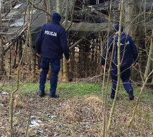 policjanci dzielnicowi sprawdzają miejsce w którym mogą znajdować się osoby w kryzysie bezdomności — kopia