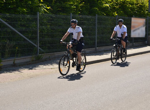 dwóch policjantów wyjeżdża jednośladami na patrol