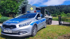 pojazd patrolu saperskiego i oznakowany radiowóz