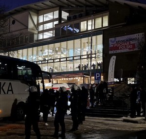 policjanci podczas zabezpieczenia przy autokarze jednej z drużyn