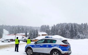 policjanci prewencji w rejonie parkingu przy stoku