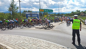 policjant kieruje ruchem, wyścig kolarski