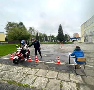 turniej motoryzacyjny, policjant pokazuje zawodnikowi stoper