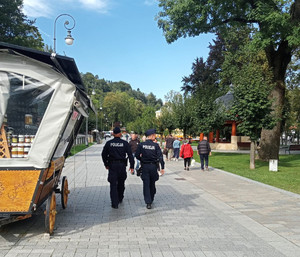 mundurowi podczas patrolu pieszego w Krynicy-Zdroju