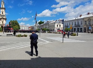 policjant prewencji podczas służby, nowosądecki rynek