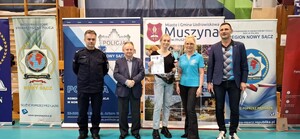 5. najlepsza zawodniczka turnieju na zdjęciu z organizatorami