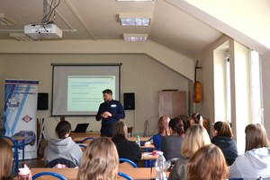 policjant rozmawia ze studentami