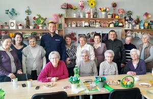 wspólne zdjęcie seniorów i dzielnicowego
