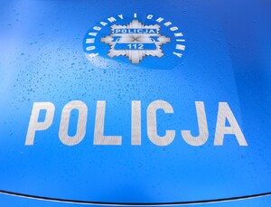 fragment maski oznakowanego radiowozu z napisem POLICJA Pomagamy i chronimy