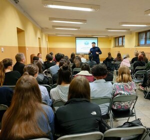 policjant prewencji podczas spotkania z przyszłymi maturzystami