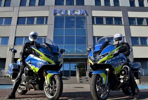 policjanci drogówki na służbowych motocyklach przed budynkiem komendy