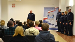 komendant przemawia do młodzieży, obok policjanci