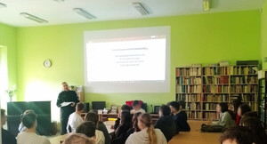 uczniowie w sali podczas prelekcji