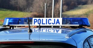 dach radiowozu z lampą błyskową z napisem policja