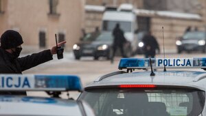 policjant obok radiowozów