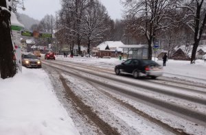 samochody poruszające się po zaśnieżonej drodze