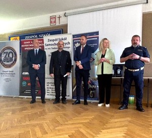 podinsp. B. Żytkowicz przemawia, obok E. Zielińska, S. Bielak, Sz. Żmuda, A. Zaremba