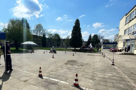 zawodnik pokonuje tor przeszkód motorowerem