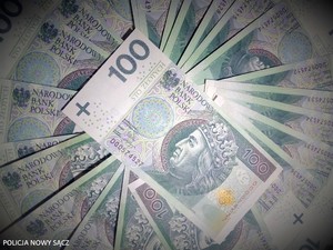 banknoty o nominale stu złotych - zdjęcie ilustracyjne