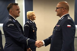 Zastępca Komendanta Wojewódzkiego Policji w Krakowie gratuluje podinsp. A. Krokowi, fot. KWP w Krakowie