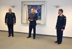 podinsp. A. Krok przemawia, obok komendant i I zastępca