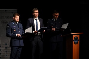 2. prowadzący konferencję, dwóch policjantów i wykładowca ANS - fot. ANS