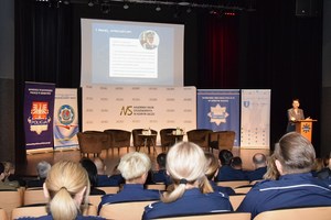 9. I. Doroszkiewicz podczas prelekcji