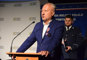 16. prezydent L. Handzel przemawia przy mównicy