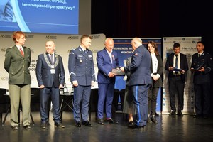 17. komendant Bukański wręcza podziękowania