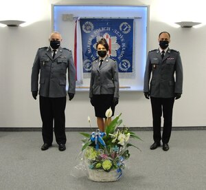 wspólne zdjęcie M. Chmielowskiej i Komendantów na tle sztandaru