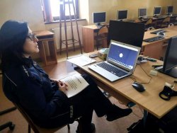 policjantka w sali komputerowej podczas e-lekcji