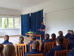 policjant ruchu drogowego podczas prelekcji