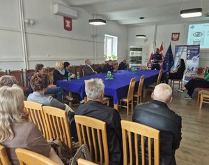 policjant ruchu drogowego przemawia podczas debaty